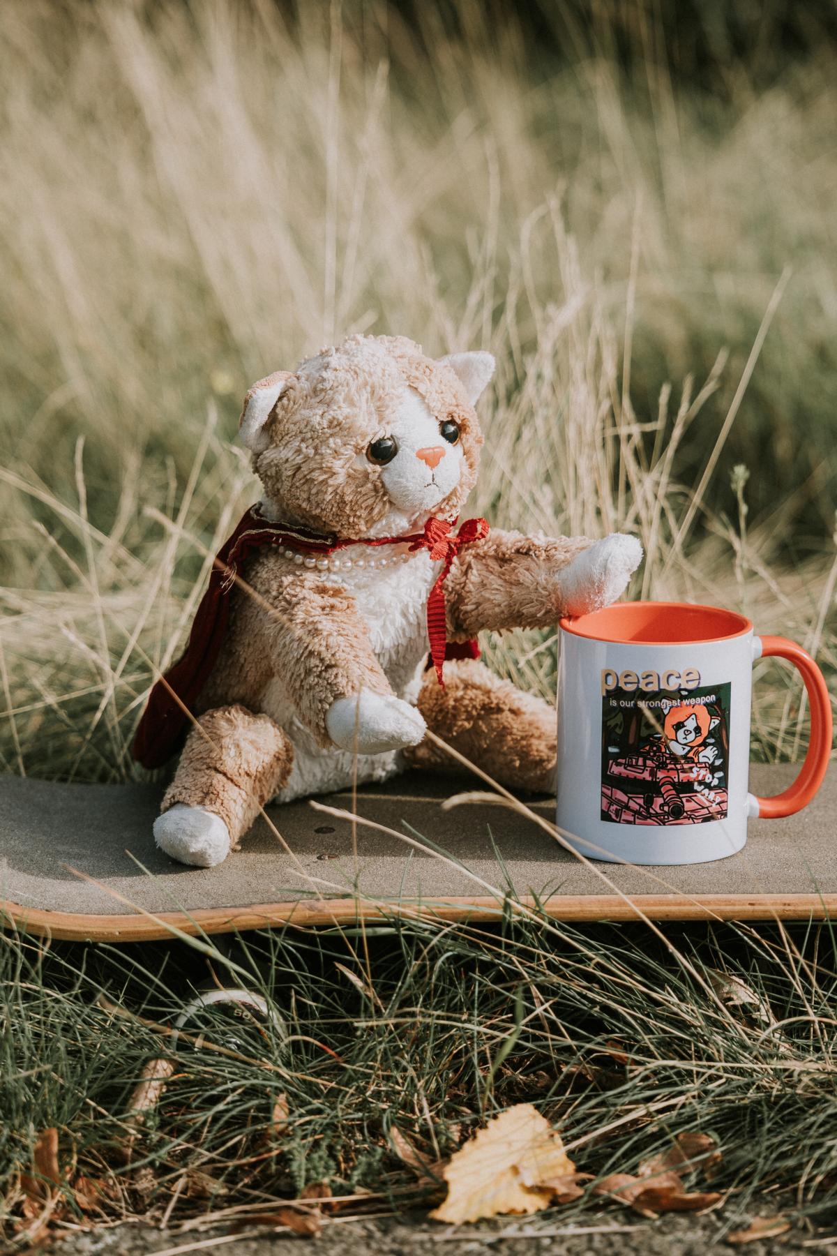 "Peace Is Our Strongest Weapon" – Weiße Tasse mit orangener Innenfarbe