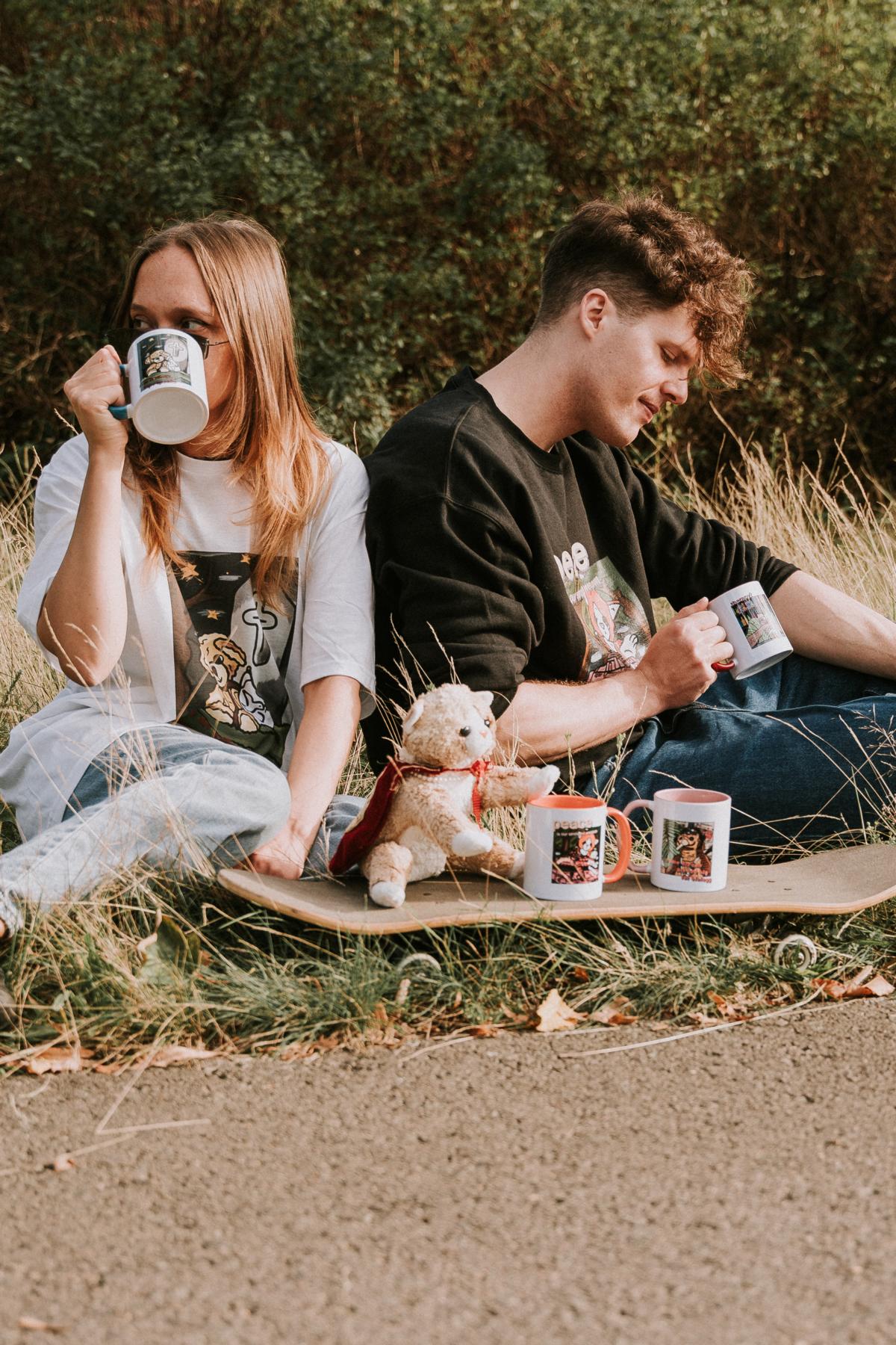 Therapie? Nur Ich & Whiskey – Weiße Tasse mit rotem Inneren