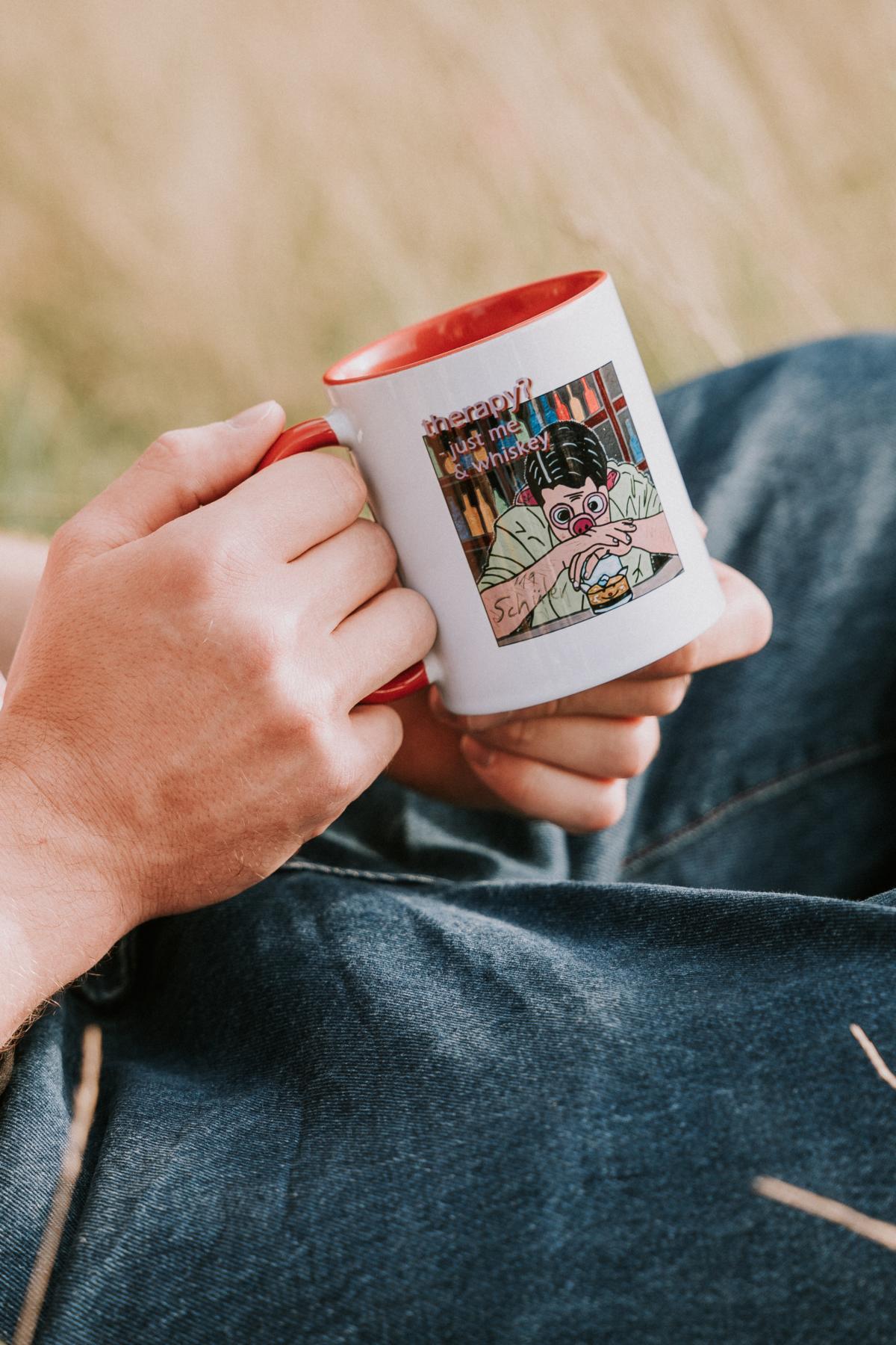 Therapie? Nur Ich & Whiskey – Weiße Tasse mit rotem Inneren