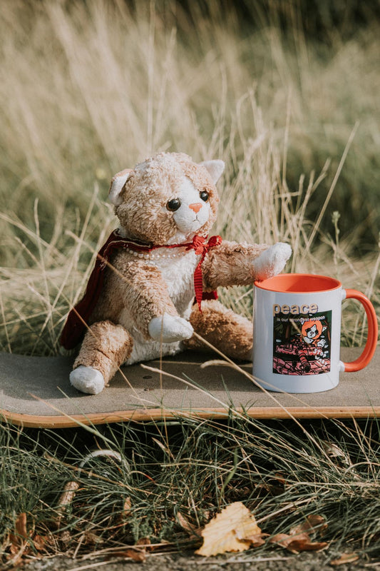 "Peace Is Our Strongest Weapon" – Weiße Tasse mit orangener Innenfarbe