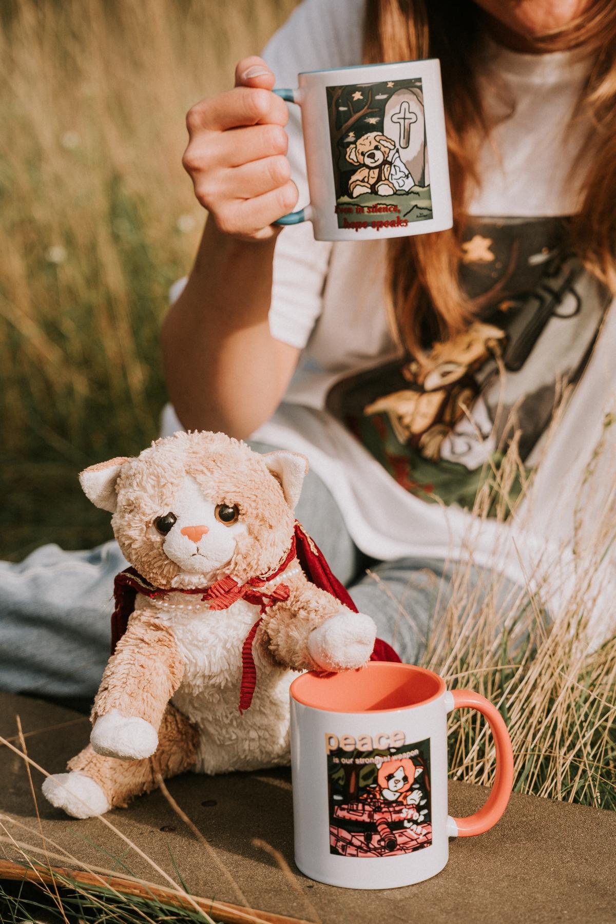 "Peace Is Our Strongest Weapon" – Weiße Tasse mit orangener Innenfarbe